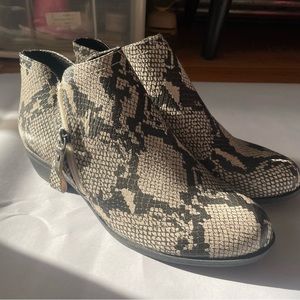 NWOT Arizona snake skin ankle high boots with zipper
